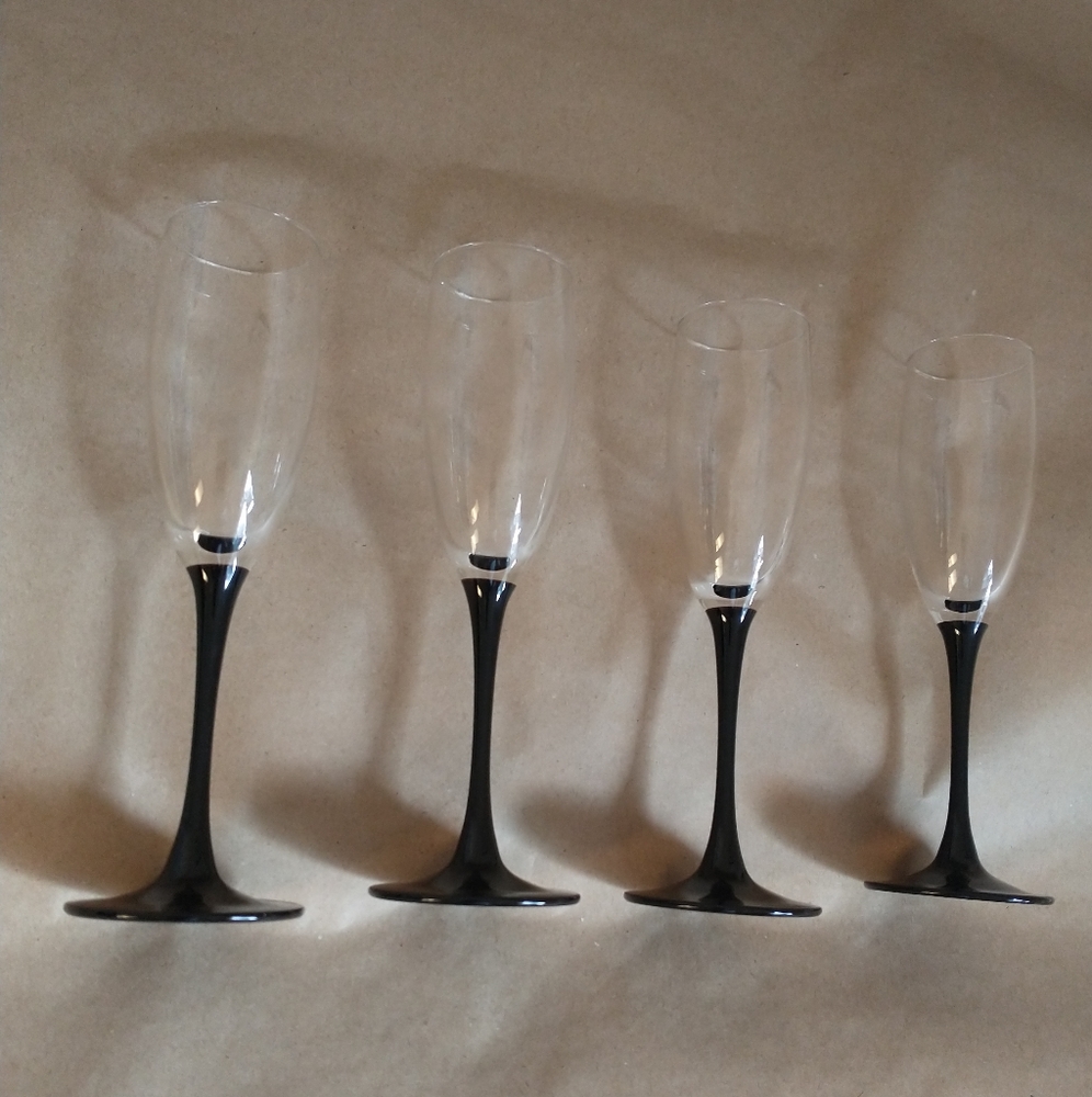 4 Luminarc BLACK Stemmed CHAMPAGNE Glasses VTG